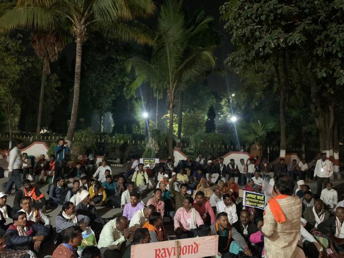 The project victims who were going to besiege the ministry were stopped in Amravati | मंत्रालयास घेरावासाठी निघालेल्या प्रकल्पग्रस्तांना अमरावतीत रोखले The project victims who were going to besiege the ministry were stopped in Amravati | मंत्रालयास घेरावासाठी निघालेल्या प्रकल्पग्रस्तांना अमरावतीत रोखले