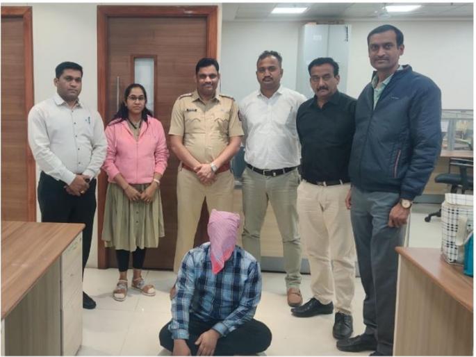 The 'mastermind' of the multi-crore fraud racket was arrested from Mumbai! | कोट्यवधीच्या फसवणूक रॅकेटमधील ‘मास्टरमाईंड’ला मुंबईतून अटक! The 'mastermind' of the multi-crore fraud racket was arrested from Mumbai! | कोट्यवधीच्या फसवणूक रॅकेटमधील ‘मास्टरमाईंड’ला मुंबईतून अटक!