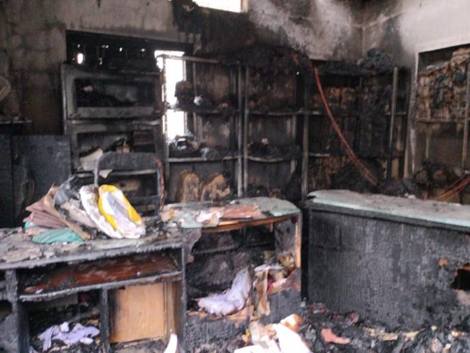 Garment Godown Fire in Parbhani, Materials worth lakhs of rupees gutted | परभणीत कपड्याच्या गोडाऊनला आग, लाखों रुपयांचे साहित्य जळून खाक Garment Godown Fire in Parbhani, Materials worth lakhs of rupees gutted | परभणीत कपड्याच्या गोडाऊनला आग, लाखों रुपयांचे साहित्य जळून खाक