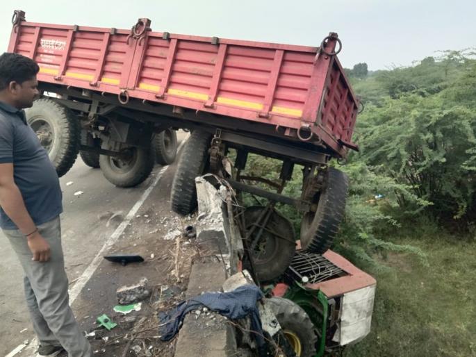 The flash light went out of control and plunged 20 feet into the river along with the tractor-trolley | फ्लॅश लाइटमुळे चालकाचे नियंत्रण सुटले अन् ट्रॅक्टर-ट्रॉलीसह २० फूट नदीत कोसळले The flash light went out of control and plunged 20 feet into the river along with the tractor-trolley | फ्लॅश लाइटमुळे चालकाचे नियंत्रण सुटले अन् ट्रॅक्टर-ट्रॉलीसह २० फूट नदीत कोसळले