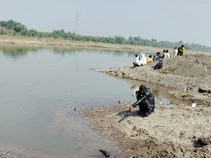 Young man drowned in Godavari riverbed while smuggling sand at midnight | मध्यरात्री वाळू उपसा करताना तरुण गोदावरी नदीपात्रात बुडाला, शोध कार्य सुरू Young man drowned in Godavari riverbed while smuggling sand at midnight | मध्यरात्री वाळू उपसा करताना तरुण गोदावरी नदीपात्रात बुडाला, शोध कार्य सुरू