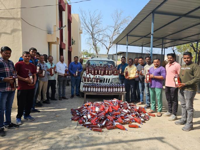 Jeep search on highway, boxes of Goa-made liquor seized | हायवेवर जीपची झडती, गोवा बनावटीच्या दारूचे बॉक्स जप्त Jeep search on highway, boxes of Goa-made liquor seized | हायवेवर जीपची झडती, गोवा बनावटीच्या दारूचे बॉक्स जप्त