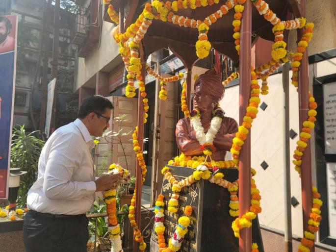 Greetings from Jijau and Swami Vivekananda on their birth anniversary | जिजाऊ व स्वामी विवेकानंद यांच्या जयंती दिनी महापालिकेतर्फे अभिवादन Greetings from Jijau and Swami Vivekananda on their birth anniversary | जिजाऊ व स्वामी विवेकानंद यांच्या जयंती दिनी महापालिकेतर्फे अभिवादन