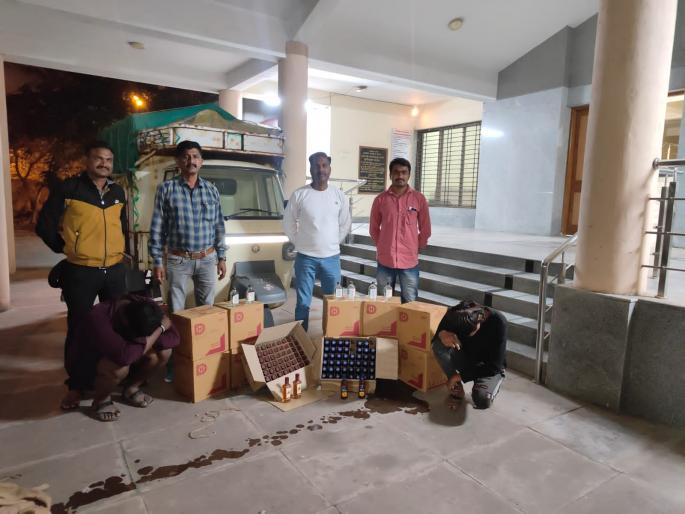 3.29 lakh domestic and foreign liquor stock was seized along with a cargo vehicle | मालवाहू वाहनासह ३.२९ लाखांचा देशी-विदेशी मद्यसाठा पकडला 3.29 lakh domestic and foreign liquor stock was seized along with a cargo vehicle | मालवाहू वाहनासह ३.२९ लाखांचा देशी-विदेशी मद्यसाठा पकडला