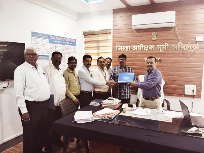 A satellite will capture a dam carved by a neighbor; Now every employee will have rovers | शेजाऱ्याने कोरलेला बांध सॅटेलाइट टिपणार; आता प्रत्येक कर्मचाऱ्याकडे रोव्हर्स असणार A satellite will capture a dam carved by a neighbor; Now every employee will have rovers | शेजाऱ्याने कोरलेला बांध सॅटेलाइट टिपणार; आता प्रत्येक कर्मचाऱ्याकडे रोव्हर्स असणार