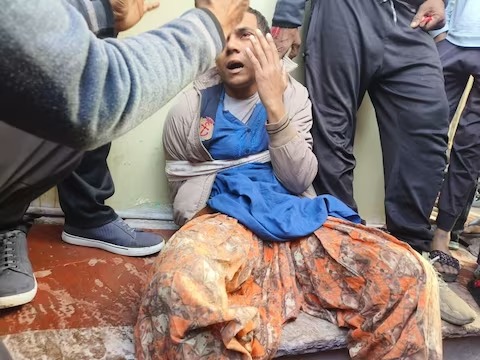 datia man wears saree fill mang for dangerous intention horrible scene in datia police | खळबळजनक! साडी नेसून 'तो' घरात घुसला, महिलेच्या जवळ गेला अन्...; नेमकं काय घडलं? datia man wears saree fill mang for dangerous intention horrible scene in datia police | खळबळजनक! साडी नेसून 'तो' घरात घुसला, महिलेच्या जवळ गेला अन्...; नेमकं काय घडलं?