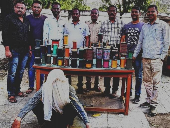 'Special drive' against nylon manja; Police 'raid' on a shop in Navsari | नायलॉन मांजाविरोधात ‘स्पेशल ड्राईव्ह’; नवसारीतील दुकानावर पोलिसांची ‘रेड’ 'Special drive' against nylon manja; Police 'raid' on a shop in Navsari | नायलॉन मांजाविरोधात ‘स्पेशल ड्राईव्ह’; नवसारीतील दुकानावर पोलिसांची ‘रेड’