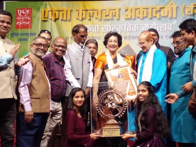 singer Padmaja Fenani Ekta Kala Gaurav Award | चतुरस्त्र गायिका पद्मजा फेणाणी-जोगळेकर यांना एकता कला गौरव पुरस्कार singer Padmaja Fenani Ekta Kala Gaurav Award | चतुरस्त्र गायिका पद्मजा फेणाणी-जोगळेकर यांना एकता कला गौरव पुरस्कार