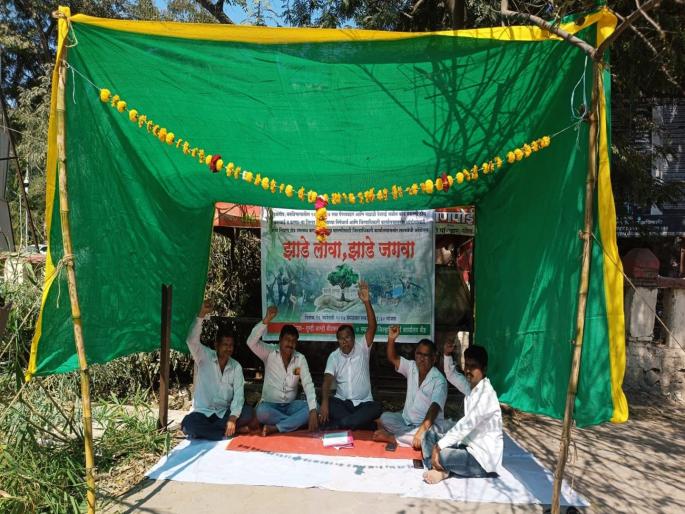 Tree felling took away the shelter of the protestors, activists gifted green shednet to the district administration | वृक्षतोडीने आंदोलकांचा निवारा हिरावला, कार्यकर्त्यांनी जिल्हा प्रशासनाला दिले ग्रीन शेडनेट भेट Tree felling took away the shelter of the protestors, activists gifted green shednet to the district administration | वृक्षतोडीने आंदोलकांचा निवारा हिरावला, कार्यकर्त्यांनी जिल्हा प्रशासनाला दिले ग्रीन शेडनेट भेट