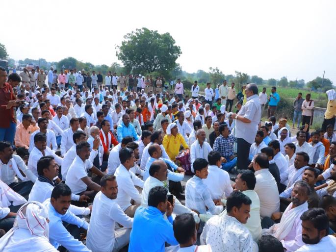 Sugarcane farmers block the road for three hours on the Parbhani-Gangakhed route | ऊस उत्पादकांचा तीन तास रास्ता रोको; दराचा निर्णय झाला अन् शेतकऱ्यांनी उधळला गुलाल Sugarcane farmers block the road for three hours on the Parbhani-Gangakhed route | ऊस उत्पादकांचा तीन तास रास्ता रोको; दराचा निर्णय झाला अन् शेतकऱ्यांनी उधळला गुलाल