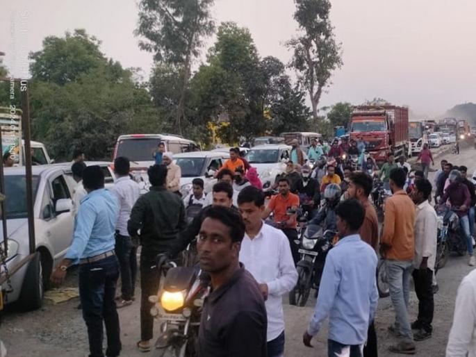 Traffic jam near fulunbri on Chhatrapati Sambhajinagar to Jalgaon highway; Hundreds of vehicles were stuck | आधीच एकेरी रस्ता, त्यात वाहतूक जाम; जळगाव महामार्गावर फुलंब्रीजवळ शेकडो वाहने अडकली