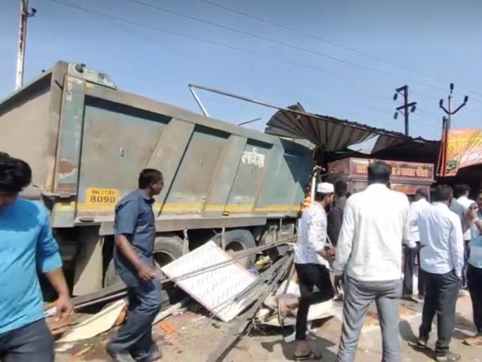 Suddenly, the tippers entered the shops, blowing away the rickshaw that came in the road | अचानक रस्त्यामध्ये आलेल्या रिक्षाला उडवत टिप्पर दुकानांत घुसले; दोन्ही चालक गंभीर जखमी Suddenly, the tippers entered the shops, blowing away the rickshaw that came in the road | अचानक रस्त्यामध्ये आलेल्या रिक्षाला उडवत टिप्पर दुकानांत घुसले; दोन्ही चालक गंभीर जखमी
