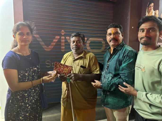 Showing honesty, the rickshaw puller returned the woman's purse | प्रामाणिकपणाचे घडविले दर्शन, रिक्षाचालकाने महिलेची पर्स केली परत