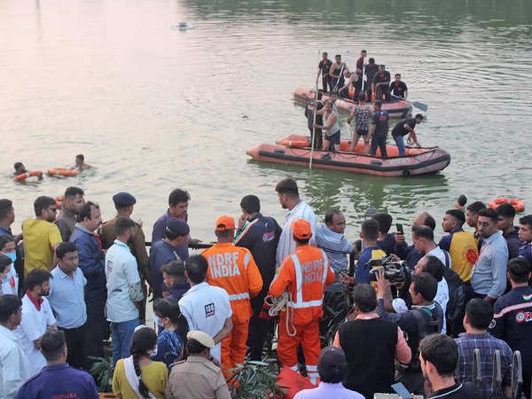 gujarat boat tragedy vadodara couple became parents after 17 years lose both children | वेदनादायी! लग्नानंतर 17 वर्षांनी मुलं झाली पण बोट दुर्घटनेत गमावली; काळजात चर्र करणारी घटना gujarat boat tragedy vadodara couple became parents after 17 years lose both children | वेदनादायी! लग्नानंतर 17 वर्षांनी मुलं झाली पण बोट दुर्घटनेत गमावली; काळजात चर्र करणारी घटना