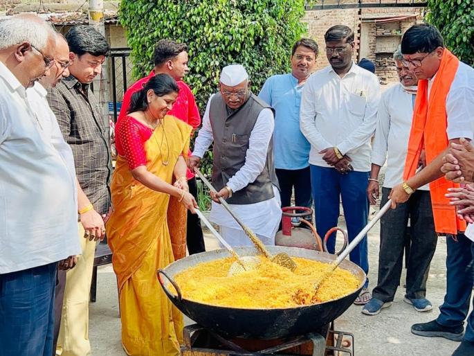 Production of 1 lakh ladles started in Phulumbri; Prasad will be distributed in every village of Rambhakta taluka | फुलंब्रीत १ लाख लाडू तयार करण्यास सुरुवात; रामभक्त तालुक्यातील प्रत्येक गावात वाटणार प्रसाद Production of 1 lakh ladles started in Phulumbri; Prasad will be distributed in every village of Rambhakta taluka | फुलंब्रीत १ लाख लाडू तयार करण्यास सुरुवात; रामभक्त तालुक्यातील प्रत्येक गावात वाटणार प्रसाद