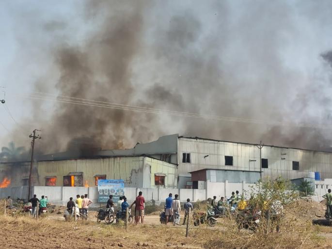 Fire at the Manmadla Pustha manufacturing company, information that the fire started due to a boiler burst | मनमाडला पुष्ठा बनवणाऱ्या कंपनीला आग, बॉयलर फुटल्याने आग लागल्याची माहिती Fire at the Manmadla Pustha manufacturing company, information that the fire started due to a boiler burst | मनमाडला पुष्ठा बनवणाऱ्या कंपनीला आग, बॉयलर फुटल्याने आग लागल्याची माहिती