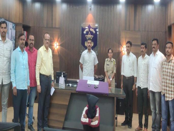 Police raid in Sarola; arrested one with a pistol | सारोळ्यात पोलिसांचा छापा; गावठी पिस्तूलसह एकास घेतले ताब्यात Police raid in Sarola; arrested one with a pistol | सारोळ्यात पोलिसांचा छापा; गावठी पिस्तूलसह एकास घेतले ताब्यात