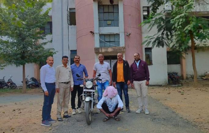 Motorcycle thief caught, action of local crime branch | मोटारसायकल चोरट्यास पकडले, स्थानिक गुन्हे शाखेची कारवाई Motorcycle thief caught, action of local crime branch | मोटारसायकल चोरट्यास पकडले, स्थानिक गुन्हे शाखेची कारवाई