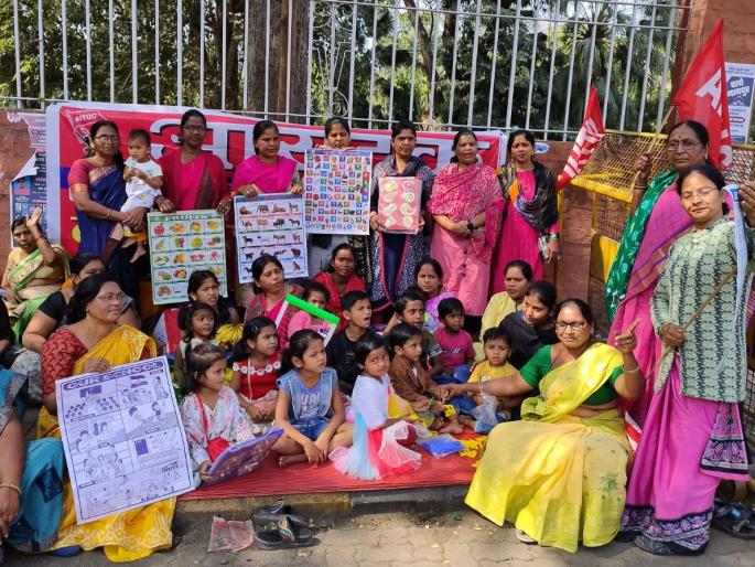 Anganwadi was filled in Constituent Chowk by anganwadi sevika, nagpur | सेविकांनी संविधान चौकात भरविली अंगणवाडी! Anganwadi was filled in Constituent Chowk by anganwadi sevika, nagpur | सेविकांनी संविधान चौकात भरविली अंगणवाडी!