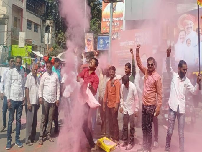 The chant of 'One Maratha, Lakh Maratha'; The Maratha community has thrown up the gulal | 'एक मराठा, लाख मराठा'चा जयघोष; आरक्षण अधिसूचना निघताच मराठा समाजाने उधळला गुलाल The chant of 'One Maratha, Lakh Maratha'; The Maratha community has thrown up the gulal | 'एक मराठा, लाख मराठा'चा जयघोष; आरक्षण अधिसूचना निघताच मराठा समाजाने उधळला गुलाल