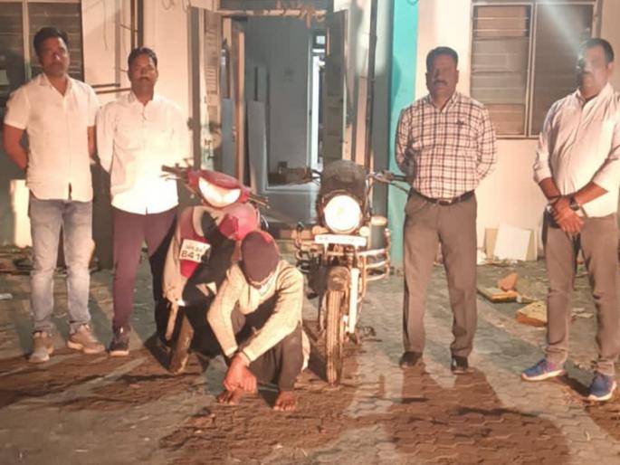 One arrested with two wheeler in theft, Latur local crime branch action... | चाेरीतील दुचाकीसह एका आराेपीला अटक, लातूर स्थानिक गुन्हे शाखेची कारवाई... One arrested with two wheeler in theft, Latur local crime branch action... | चाेरीतील दुचाकीसह एका आराेपीला अटक, लातूर स्थानिक गुन्हे शाखेची कारवाई...