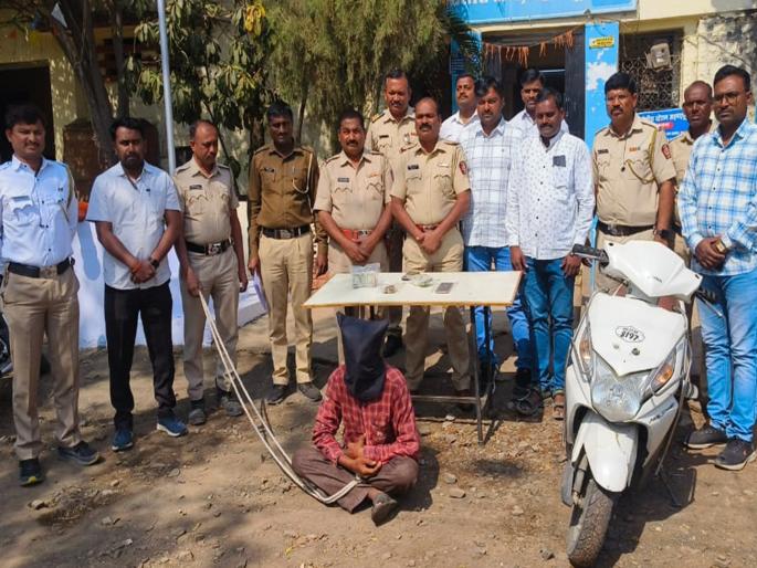 The donation box in the temple was stolen; theft arrested by police | मंदिरातील दानपेटी फाेडली; चाेरटा पाेलिसांच्या जाळ्यात The donation box in the temple was stolen; theft arrested by police | मंदिरातील दानपेटी फाेडली; चाेरटा पाेलिसांच्या जाळ्यात