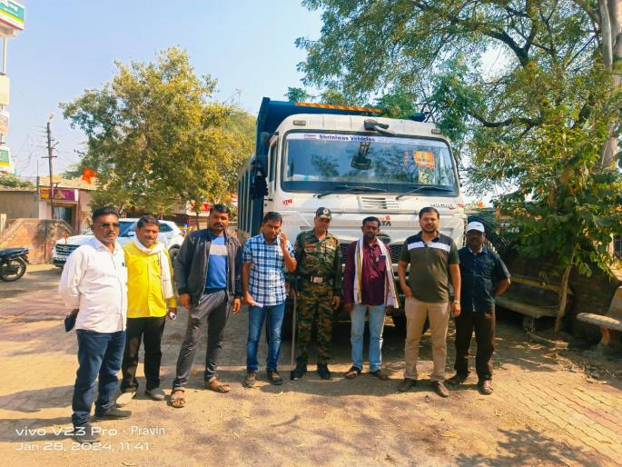 A tipper carrying illegal sand was chased and caught | रेतीची अवैध वाहतुक करणारे टिप्पर पाठलाग करून पकडले A tipper carrying illegal sand was chased and caught | रेतीची अवैध वाहतुक करणारे टिप्पर पाठलाग करून पकडले