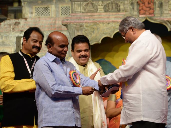 Chandrakant Patal gave his watch to another; Know the real reason | चंद्रकांत पाटलांनी स्वत:च्या हातातील घड्याळ दिलं दुसऱ्याला; जाणून घ्या नेमकं कारण Chandrakant Patal gave his watch to another; Know the real reason | चंद्रकांत पाटलांनी स्वत:च्या हातातील घड्याळ दिलं दुसऱ्याला; जाणून घ्या नेमकं कारण