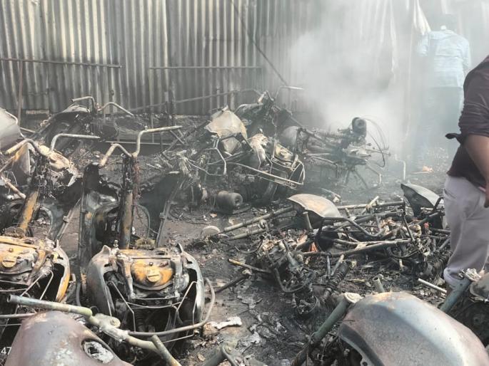 Fire broke out at 4 shops including a Honda motorcycle showroom in Kavthe Mahankal, causing loss of lakhs | कवठेमहांकाळमध्ये होंडा मोटारसायकलच्या शोरूमसह 4 दुकानांना आग, लाखोंचं नुकसान Fire broke out at 4 shops including a Honda motorcycle showroom in Kavthe Mahankal, causing loss of lakhs | कवठेमहांकाळमध्ये होंडा मोटारसायकलच्या शोरूमसह 4 दुकानांना आग, लाखोंचं नुकसान