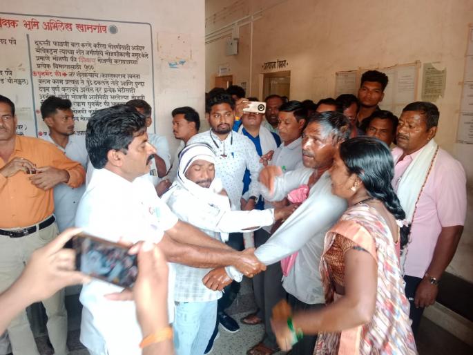 A farmer attempted self-immolation by pouring diesel on his body | अंगावर डिझेल ओतून शेतकऱ्याचा आत्मदहनाचा प्रयत्न A farmer attempted self-immolation by pouring diesel on his body | अंगावर डिझेल ओतून शेतकऱ्याचा आत्मदहनाचा प्रयत्न