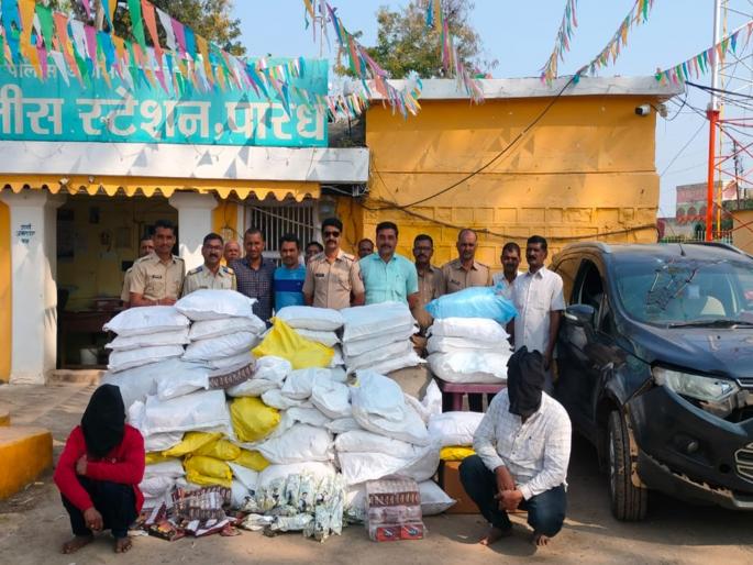 With the help of villagers, the police caught gutkha worth four lakhs which had come for sale from Madhya Pradesh | आरोपीचा पाठलाग करताना पोलिसांना ग्रामस्थांची मदत; मध्यप्रदेशातून आलेला गुटख्याचा साठा जप्त With the help of villagers, the police caught gutkha worth four lakhs which had come for sale from Madhya Pradesh | आरोपीचा पाठलाग करताना पोलिसांना ग्रामस्थांची मदत; मध्यप्रदेशातून आलेला गुटख्याचा साठा जप्त