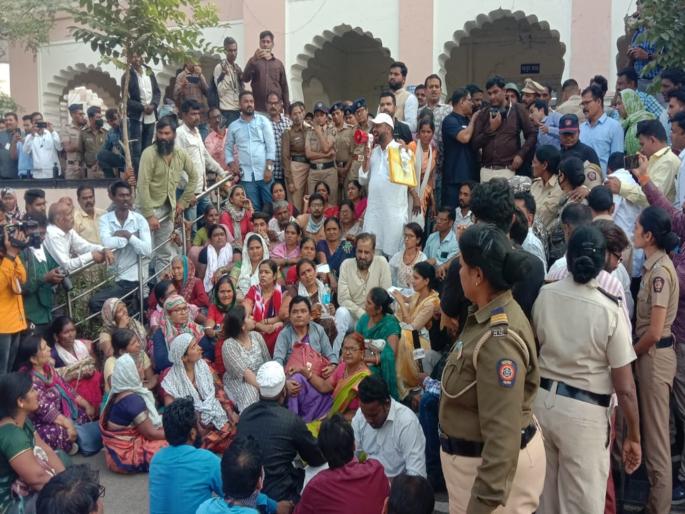 In Chhatrapati Sambhajigar, MP Jalil entered the Divisional Commissionerate with depositors; Use of tear gas by police | ठेवीदारांसह खासदार जलील घुसले विभागीय आयुक्तालयात; पोलिसांकडून अश्रुधुराचा वापर In Chhatrapati Sambhajigar, MP Jalil entered the Divisional Commissionerate with depositors; Use of tear gas by police | ठेवीदारांसह खासदार जलील घुसले विभागीय आयुक्तालयात; पोलिसांकडून अश्रुधुराचा वापर