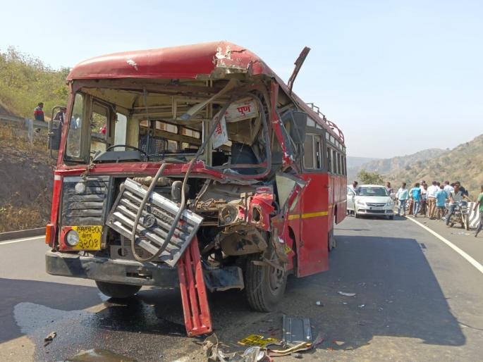 A speeding bus collided with a standing truck; 22 passengers injured | भरधाव बसची उभ्या ट्रकला धडक; २२ प्रवासी जखमी A speeding bus collided with a standing truck; 22 passengers injured | भरधाव बसची उभ्या ट्रकला धडक; २२ प्रवासी जखमी