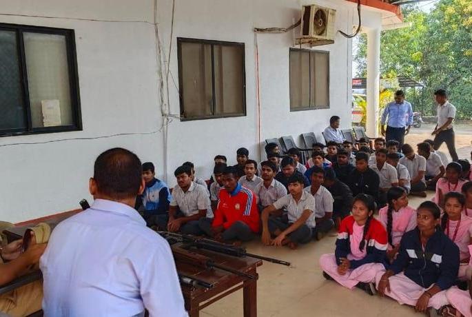 Police lessons to students of Pezzari High School | पेझारी हायस्कूलमधील विद्यार्थ्यांना पोलिसी धडे Police lessons to students of Pezzari High School | पेझारी हायस्कूलमधील विद्यार्थ्यांना पोलिसी धडे