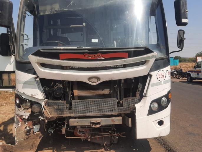Two killed on the spot in ST and two-wheeler accident, accident on Solapur - Barshi road | एसटी अन् दुचाकी अपघातात दोघे जागीच ठार, सोलापूर - बार्शी रस्त्यावरील दुर्घटना Two killed on the spot in ST and two-wheeler accident, accident on Solapur - Barshi road | एसटी अन् दुचाकी अपघातात दोघे जागीच ठार, सोलापूर - बार्शी रस्त्यावरील दुर्घटना