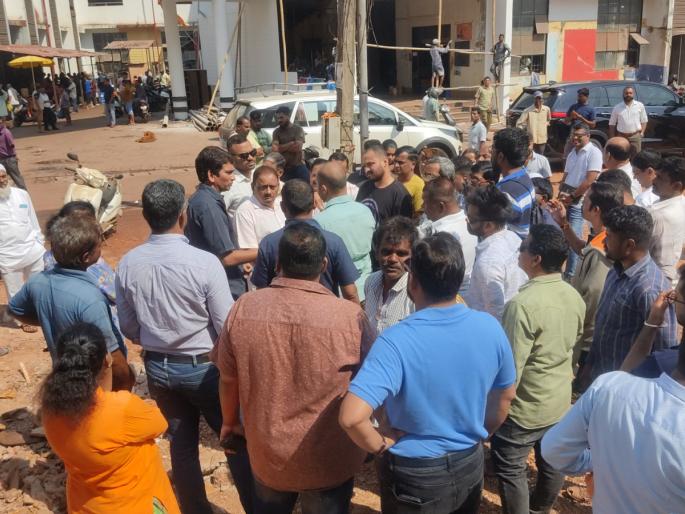 MLA Joshua D'Souza assures the traders that they will solve the problems in Mhapsa market through mediation | म्हापसा बाजारातील प्रश्न सामोपचाराने सोडवू, आमदार जोशुआ डिसोझा यांचे व्यापाऱ्यांना आश्वासन MLA Joshua D'Souza assures the traders that they will solve the problems in Mhapsa market through mediation | म्हापसा बाजारातील प्रश्न सामोपचाराने सोडवू, आमदार जोशुआ डिसोझा यांचे व्यापाऱ्यांना आश्वासन