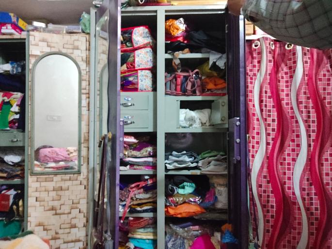 Burglary in broad daylight in Risoda | रिसोडात भरदिवसा घरफोडी; अडीच लाखांचा ऐवज लंपास Burglary in broad daylight in Risoda | रिसोडात भरदिवसा घरफोडी; अडीच लाखांचा ऐवज लंपास