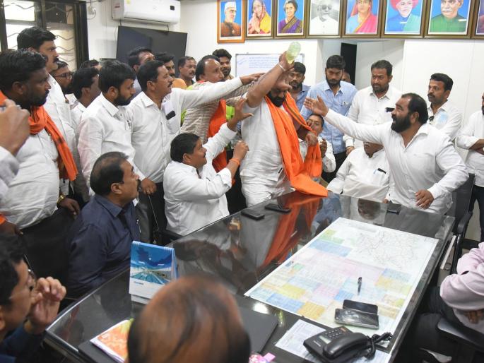 A Shiv Sainik attempted self-immolation in Akola | अकोल्यात शिवसैनिकाने केला आत्मदहनाचा प्रयत्न A Shiv Sainik attempted self-immolation in Akola | अकोल्यात शिवसैनिकाने केला आत्मदहनाचा प्रयत्न