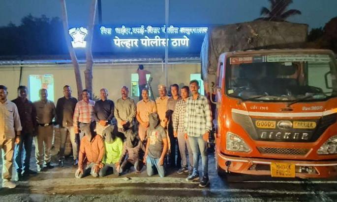 Burglary, theft 4 accused arrested within 24 hours, performance of crime detection team of Pelhar | घरफोडी, चोरी करणाऱ्या ४ आरोपींना २४ तासांच्या आत अटक, पेल्हारच्या गुन्हे प्रकटीकरण पथकाची कामगिरी Burglary, theft 4 accused arrested within 24 hours, performance of crime detection team of Pelhar | घरफोडी, चोरी करणाऱ्या ४ आरोपींना २४ तासांच्या आत अटक, पेल्हारच्या गुन्हे प्रकटीकरण पथकाची कामगिरी
