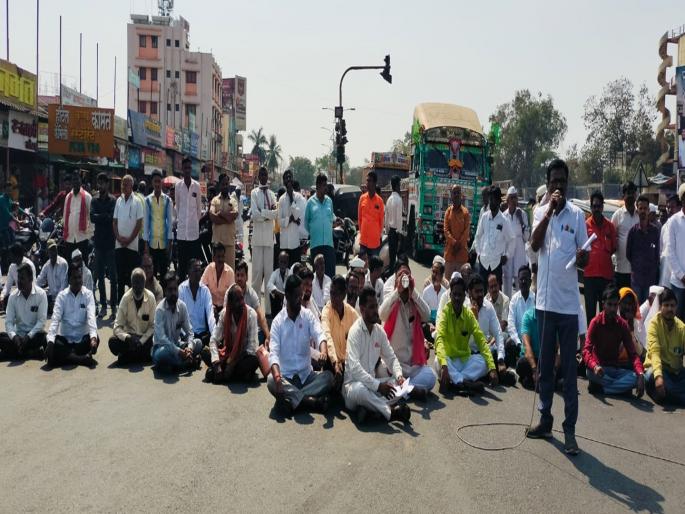 Land acquisition for 'Railways' at minimum rate; 'Swabhimani' paved the way in Tulajapur | ‘रेल्वे’साठी कवडीमाेल दराने भूसंपादन; ‘स्वाभिमानी’ने तुळजापुरात राेखला रस्ता Land acquisition for 'Railways' at minimum rate; 'Swabhimani' paved the way in Tulajapur | ‘रेल्वे’साठी कवडीमाेल दराने भूसंपादन; ‘स्वाभिमानी’ने तुळजापुरात राेखला रस्ता