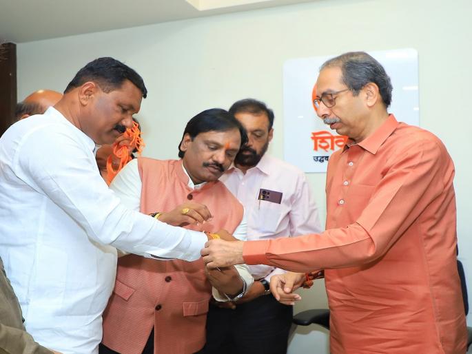 Big knock from Uddhav Thackeray; A staunch opponent of Minister Sandipan Bhumare was taken into the party, and Shivbandhan was tied to Matoshree | ठाकरेंची मोठी खेळी; भूमरेंच्या कट्टर विरोधकास घेतले पक्षात, मातोश्रीवर बांधले शिवबंधन Big knock from Uddhav Thackeray; A staunch opponent of Minister Sandipan Bhumare was taken into the party, and Shivbandhan was tied to Matoshree | ठाकरेंची मोठी खेळी; भूमरेंच्या कट्टर विरोधकास घेतले पक्षात, मातोश्रीवर बांधले शिवबंधन