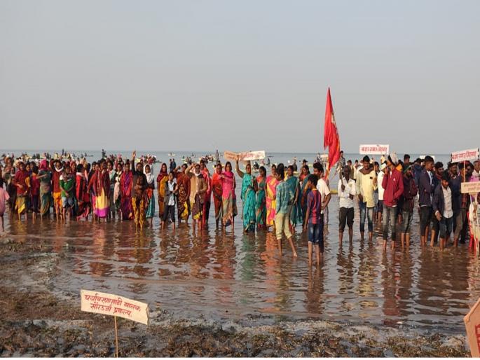 Cancel Jayakwadi Dam solar power project; Thousands of fishermen landed in Nathsagar water early in the morning | 'जायकवाडी धरणावर सौरऊर्जा प्रकल्प नको'; भल्या पहाटे हजारो मच्छिमार उतरले नाथसागरात Cancel Jayakwadi Dam solar power project; Thousands of fishermen landed in Nathsagar water early in the morning | 'जायकवाडी धरणावर सौरऊर्जा प्रकल्प नको'; भल्या पहाटे हजारो मच्छिमार उतरले नाथसागरात