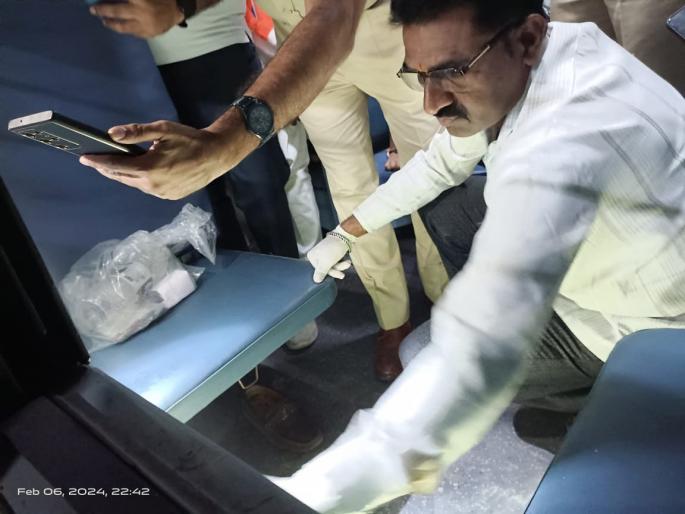 Woman injured after throwing burning mobile in Astha train going to Ayodhya! | अयोध्येकडे जाणाऱ्या आस्था ट्रेनमध्ये जळता मोबाइल फेकल्याने महिला जखमी! Woman injured after throwing burning mobile in Astha train going to Ayodhya! | अयोध्येकडे जाणाऱ्या आस्था ट्रेनमध्ये जळता मोबाइल फेकल्याने महिला जखमी!