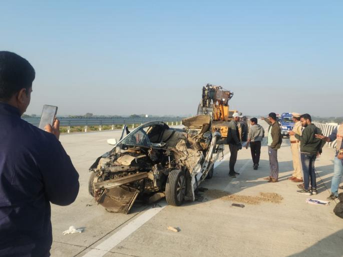 Two people from Kalyan were killed in an accident on the Samriddhi highway in Kopargaon taluk | कोपरगाव तालुक्यात समृद्धी महामार्गावरील अपघातात कल्याणचे दोघे ठार Two people from Kalyan were killed in an accident on the Samriddhi highway in Kopargaon taluk | कोपरगाव तालुक्यात समृद्धी महामार्गावरील अपघातात कल्याणचे दोघे ठार