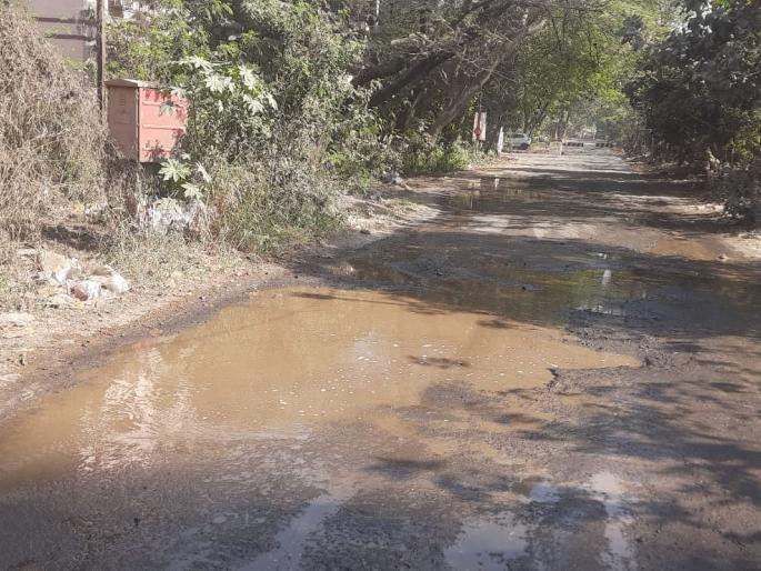 In MIDC, water is leaking from under the ground, water is water on the road | एमआयडीसीत जमिनीखालून पाणी गळती, रस्त्यावर पाणीच पाणी In MIDC, water is leaking from under the ground, water is water on the road | एमआयडीसीत जमिनीखालून पाणी गळती, रस्त्यावर पाणीच पाणी