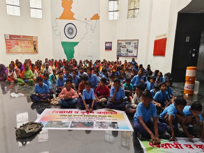 Protest by villagers along with students at Parbhani Zilla Parishad office | परभणी जिल्हा परिषद कार्यालयात ग्रामस्थांचे विद्यार्थ्यांंसह ठिय्या आंदोलन Protest by villagers along with students at Parbhani Zilla Parishad office | परभणी जिल्हा परिषद कार्यालयात ग्रामस्थांचे विद्यार्थ्यांंसह ठिय्या आंदोलन