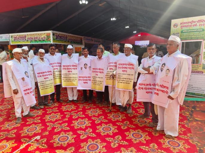 Silent agitation on farmers' issues; farmers expressed displeasure by wearing a poster around his neck | शेतकऱ्यांच्या प्रश्नांवर मूक आंदोलन; गळ्यात पोस्टर घालून व्यक्त केली नाराजी Silent agitation on farmers' issues; farmers expressed displeasure by wearing a poster around his neck | शेतकऱ्यांच्या प्रश्नांवर मूक आंदोलन; गळ्यात पोस्टर घालून व्यक्त केली नाराजी