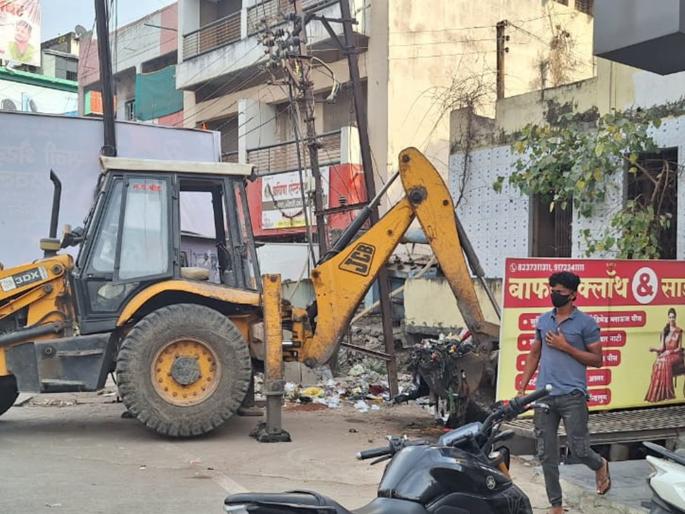 Terrible! While cleaning the drain, a dead body came instead of garbage in the basin of JCB | भयंकर! नाल्याची सफाई करताना जेसीबीच्या खोऱ्यात कचऱ्याऐवजी आला मृतदेह Terrible! While cleaning the drain, a dead body came instead of garbage in the basin of JCB | भयंकर! नाल्याची सफाई करताना जेसीबीच्या खोऱ्यात कचऱ्याऐवजी आला मृतदेह
