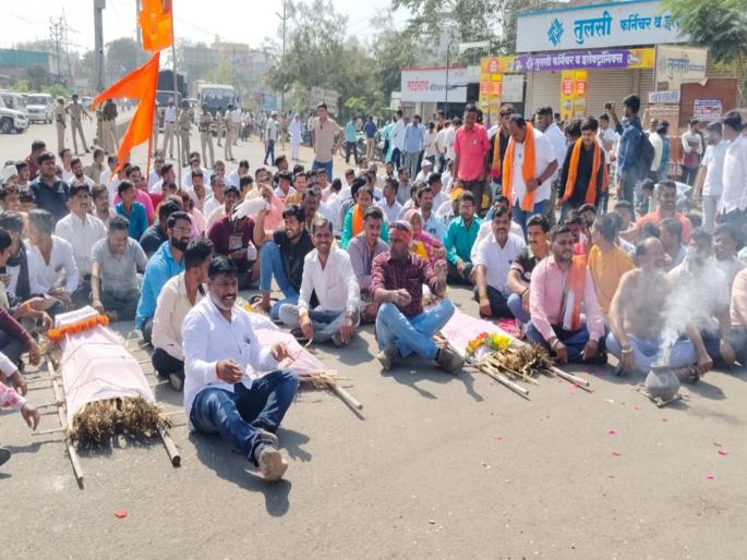Tirdi agitation with Rastaroko in Parabhani; Outrage against the government from the entire Maratha community | परभणीत रास्तारोकोसह तिरडी आंदोलन; सकल मराठा समाजाकडून सरकारविरोधात संताप Tirdi agitation with Rastaroko in Parabhani; Outrage against the government from the entire Maratha community | परभणीत रास्तारोकोसह तिरडी आंदोलन; सकल मराठा समाजाकडून सरकारविरोधात संताप