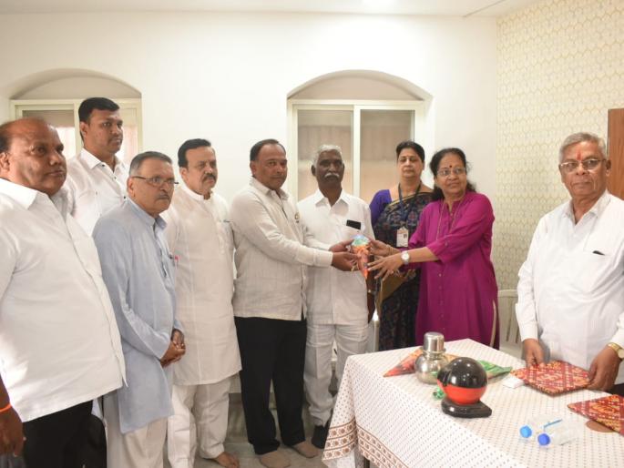 Donation of 55 thousand was given to the school for the fees of needy children by avoiding the cost of digital and DJ | डिजिटल अन डीजेचा खर्च टाळून गरजू मुलांच्या फीसाठी शाळेला दिली 55 हजाराची देणगी Donation of 55 thousand was given to the school for the fees of needy children by avoiding the cost of digital and DJ | डिजिटल अन डीजेचा खर्च टाळून गरजू मुलांच्या फीसाठी शाळेला दिली 55 हजाराची देणगी